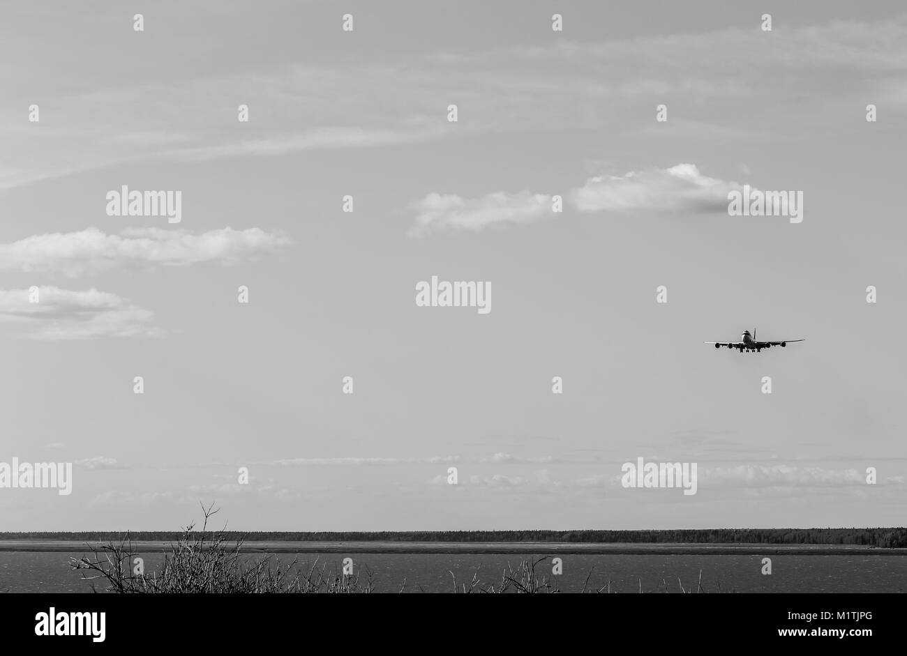 Anchorage, USA - 17. Mai 2017: Ein Flugzeug des Typs Boeing 747 von Cathay Pacific Cargo über den Cook Inlet Flug und Landung auf der Ted Stevens International Stockfoto