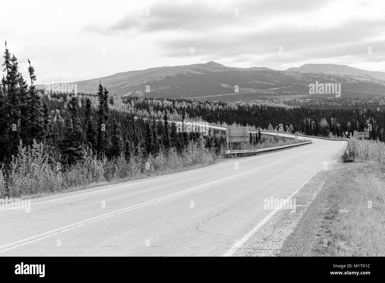 Von Nord nach Süd - Fahren auf Elliot Highway durch grüne Hügel in Fairbanks, Alaska. Stockfoto