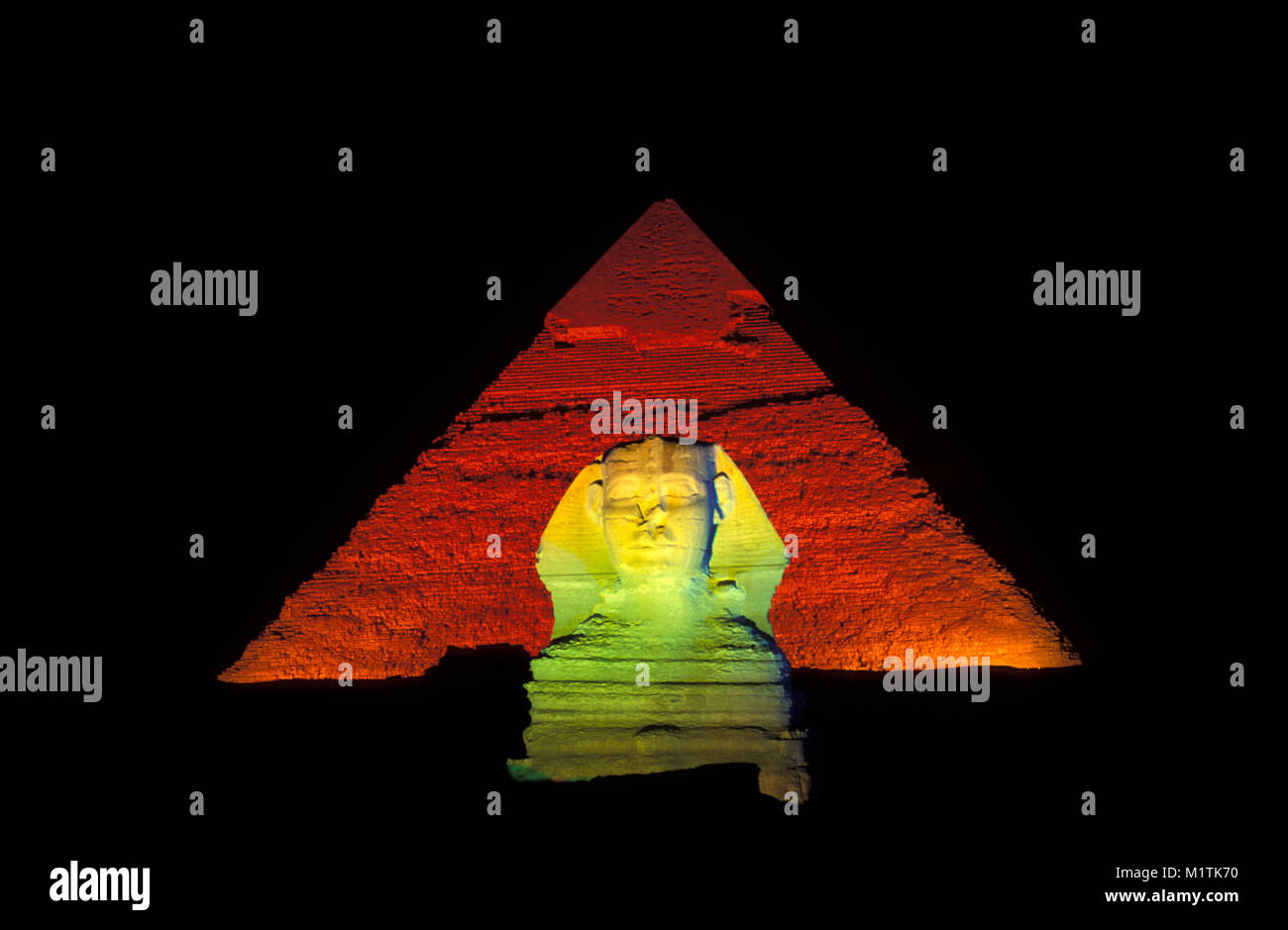 Ägypten, Kairo. Oder Gizeh Gizeh. Sphinx vor der Pyramide des Chephren. Sound und Light Show. Unesco-Weltkulturerbe. Stockfoto