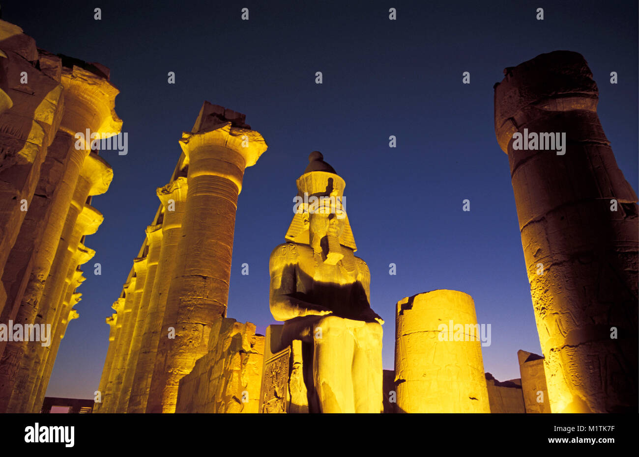 Ägypten, Luxor. East Bank. Der Luxor-Tempel bei Nacht. Interieur. Statue von Ramses II. oder 2. Stockfoto