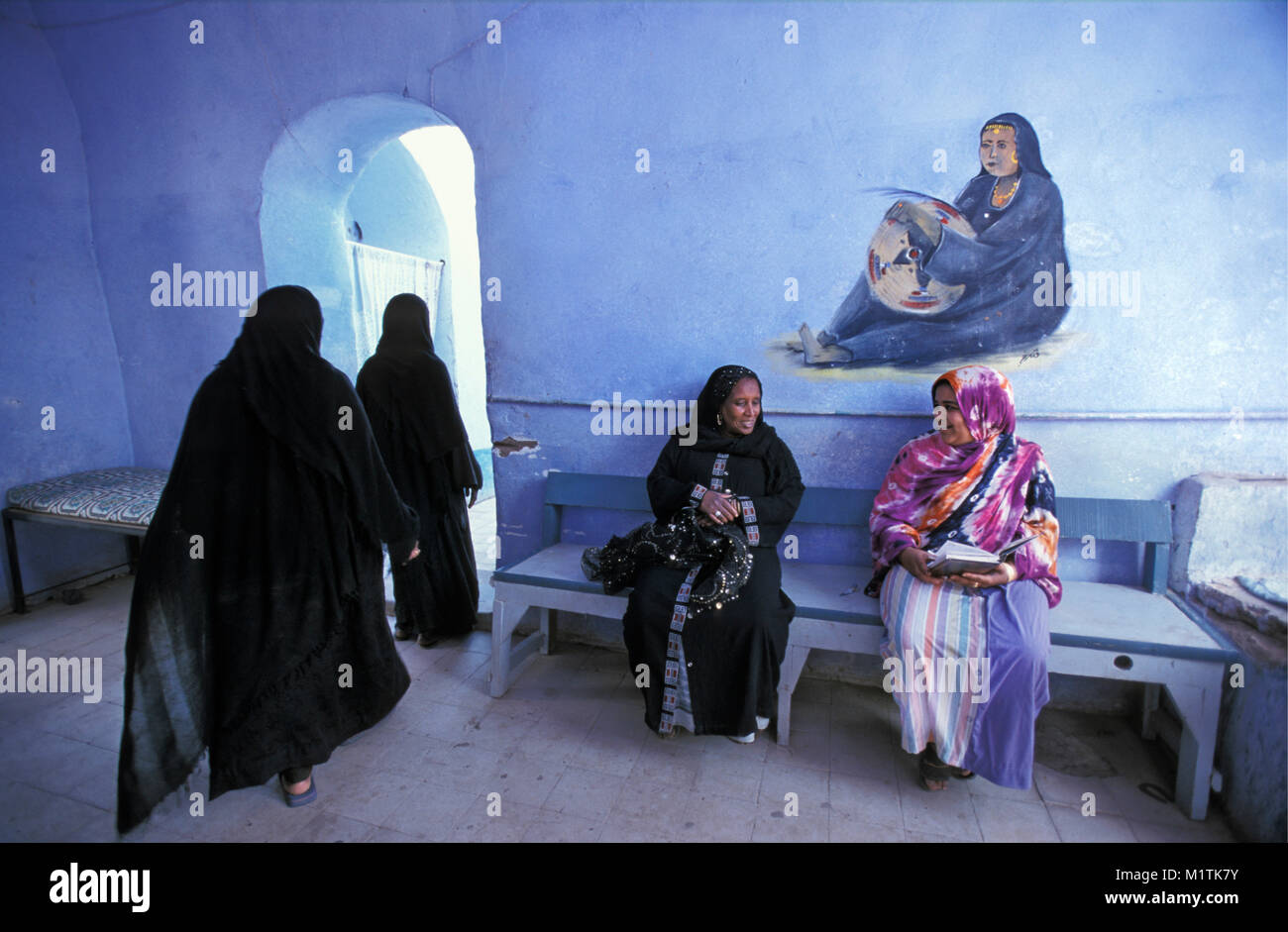 Ägypten, Assuan. Frauen der nubischen Stamm in traditioneller Kleidung zu Hause. Stockfoto