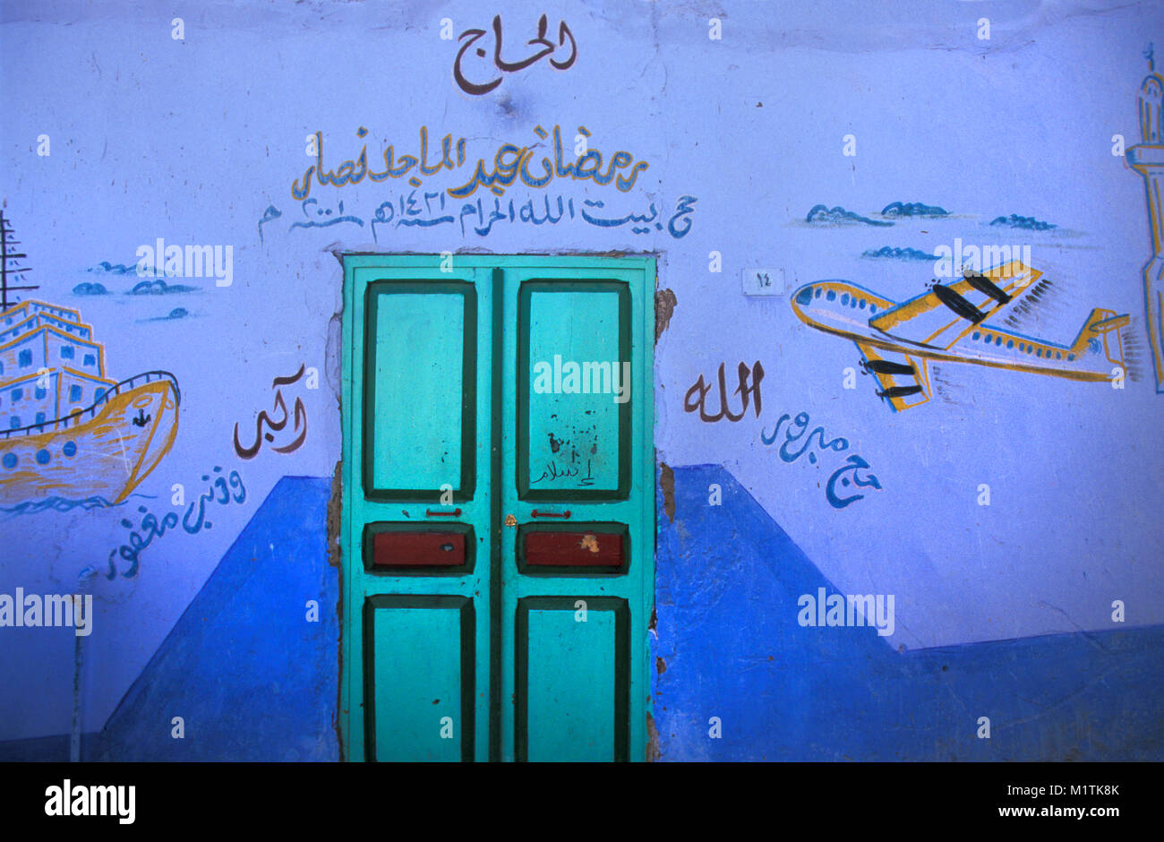 Ägypten. Assuan. Dekorationen an der Wand, die von der Eigentümerin des Hauses, die nach Mekka ging für pelgrimage. Stockfoto
