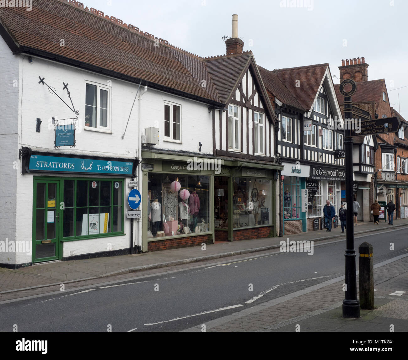 Geschäfte in der High Street, Lyndhurst, Hampshire, England. Großbritannien Stockfoto