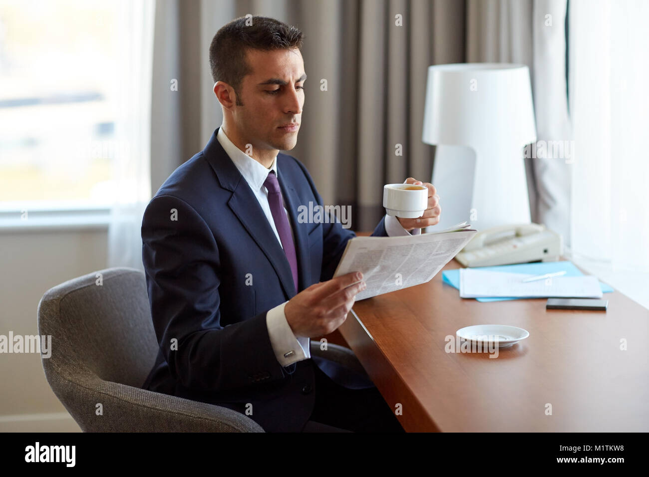 Geschäftsmann, Zeitung lesen und Kaffee trinken Stockfoto