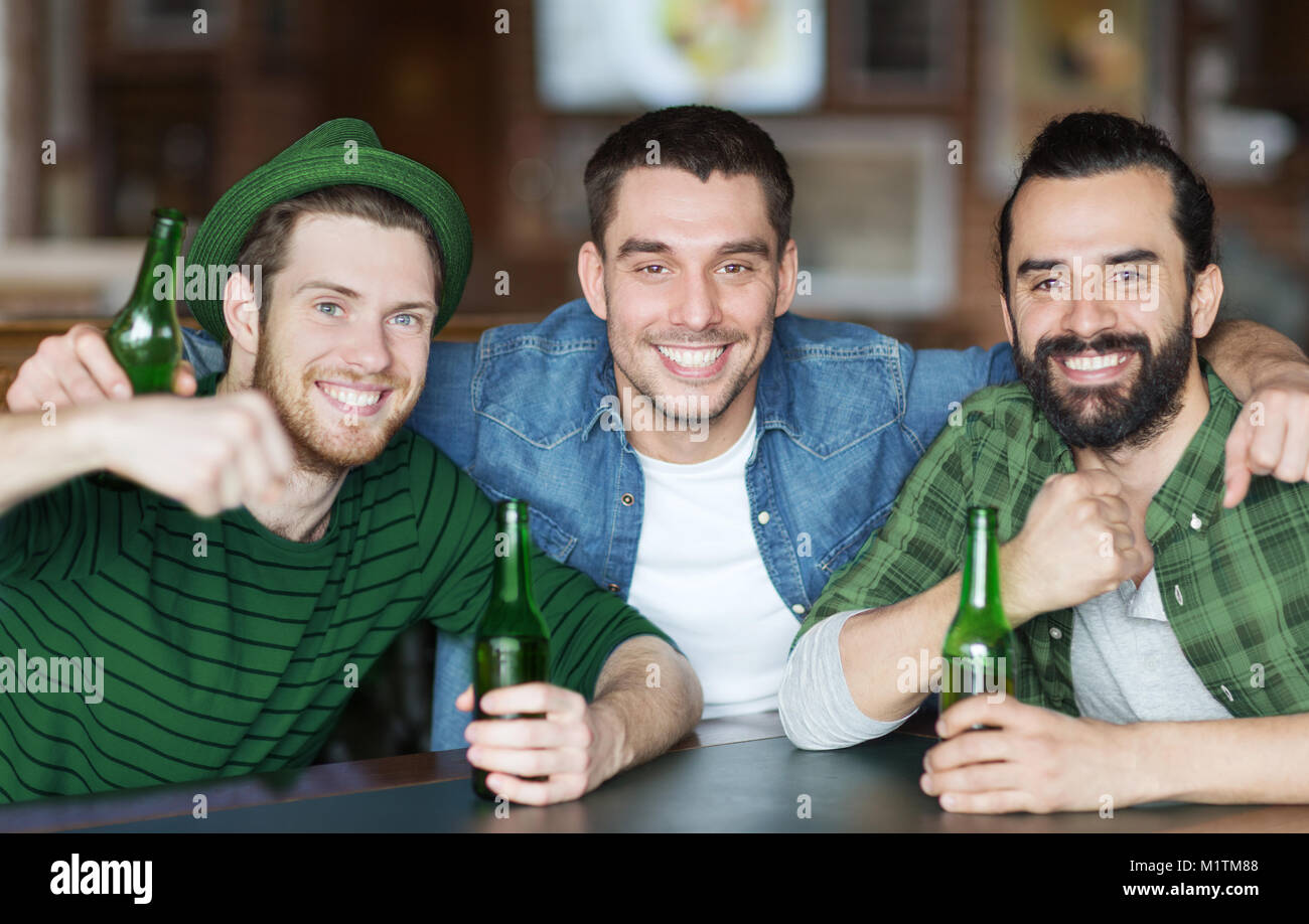 glücklich männlichen Freunden trinken Bier in Bar oder Kneipe Stockfoto