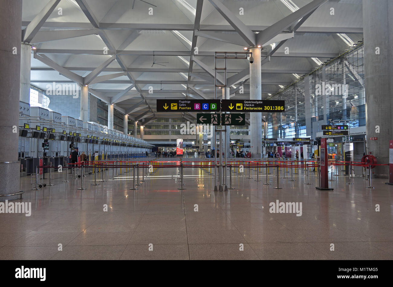 Abfahrt Schreibtische in den Flughafen an einem ruhigen Tag im Winter Malaga, Spanien Januar Stockfoto