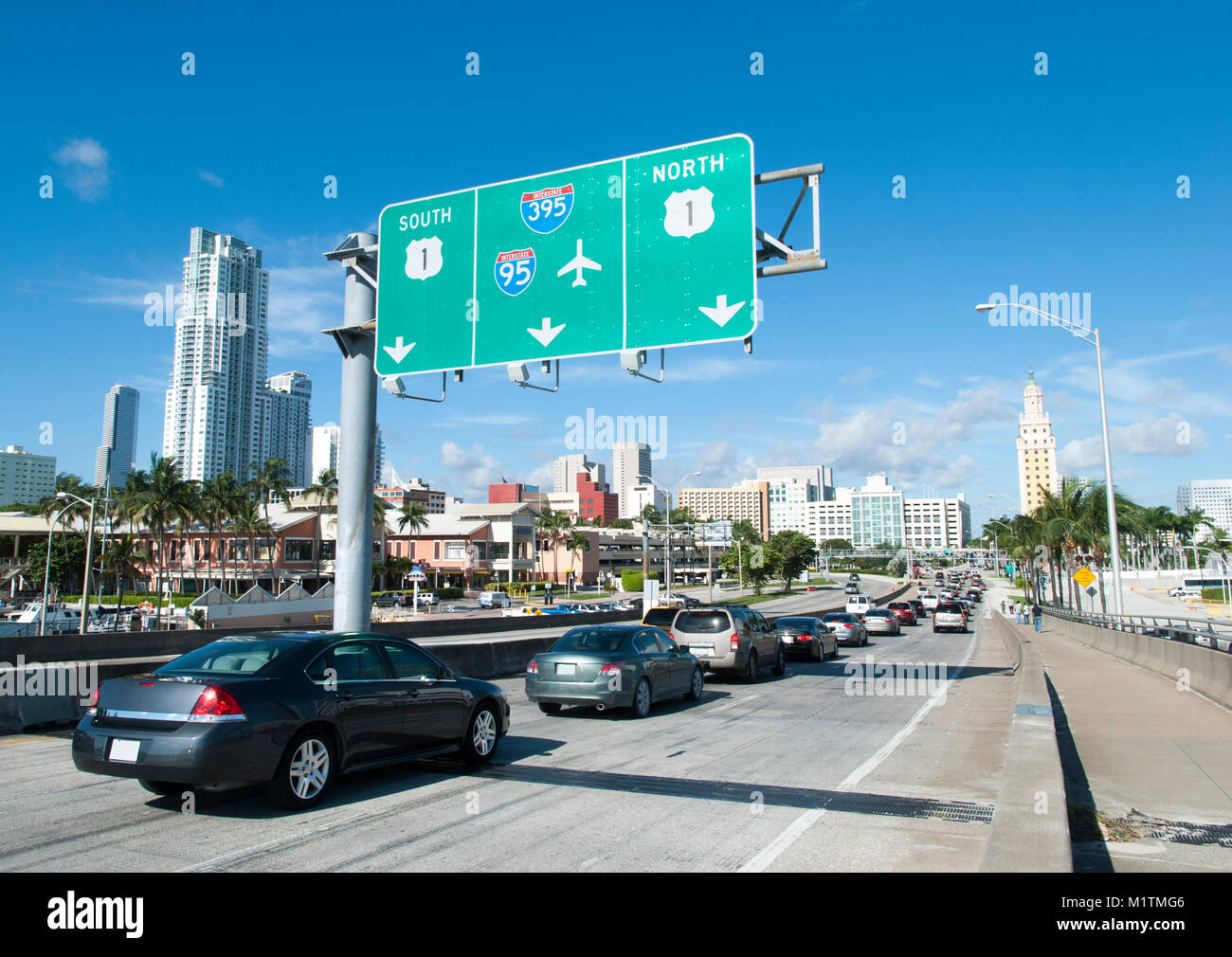 Der Verkehr im Hafen Boulevard Straße am Eingang zur Innenstadt von Miami (Florida). Stockfoto