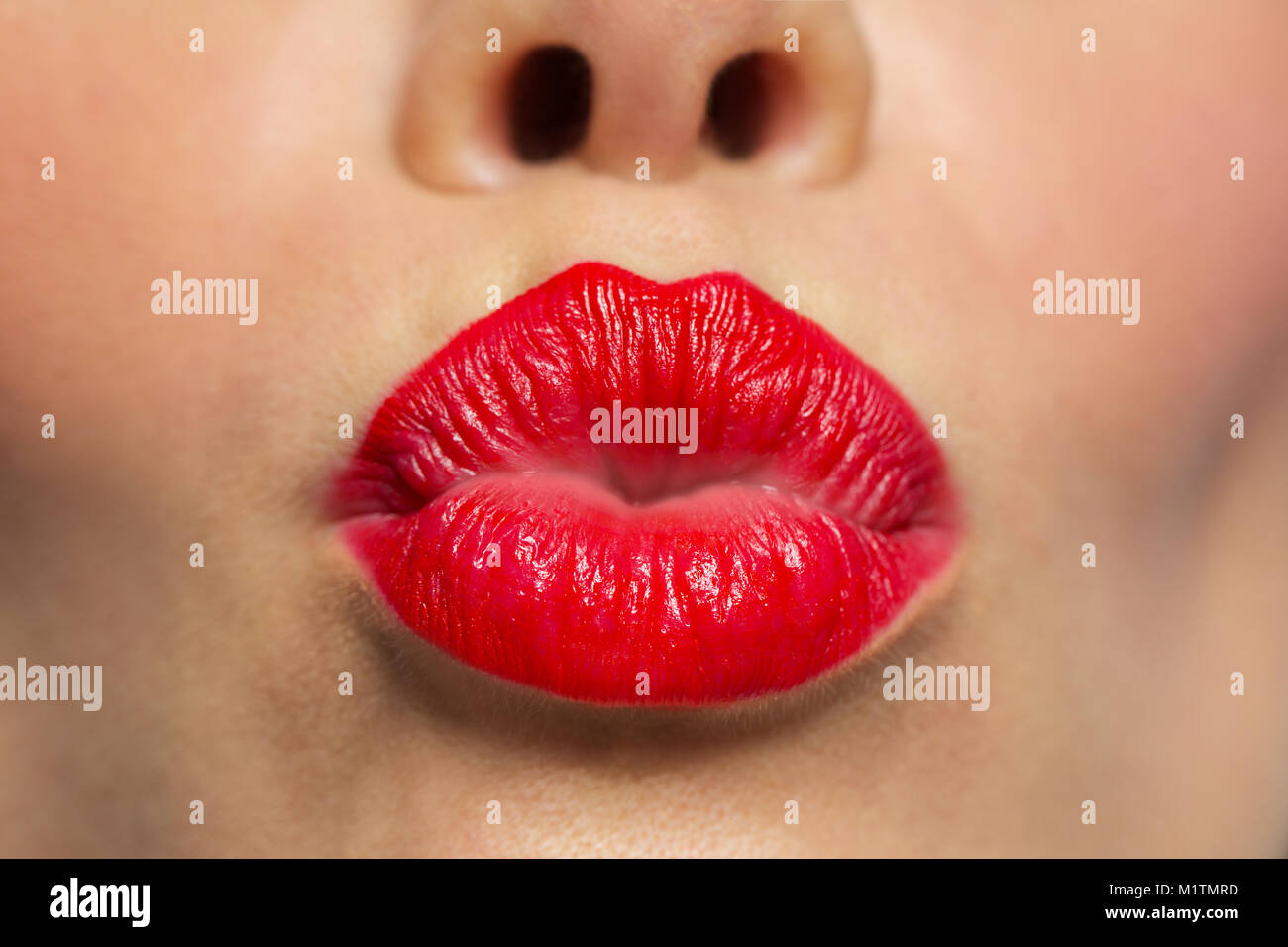 Frau Lippen mit roten Lippenstift, kiss Stockfoto