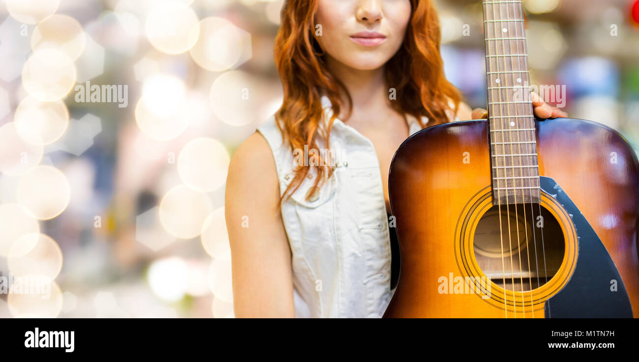 Nahaufnahme der weiblichen Musiker mit Gitarre Stockfoto