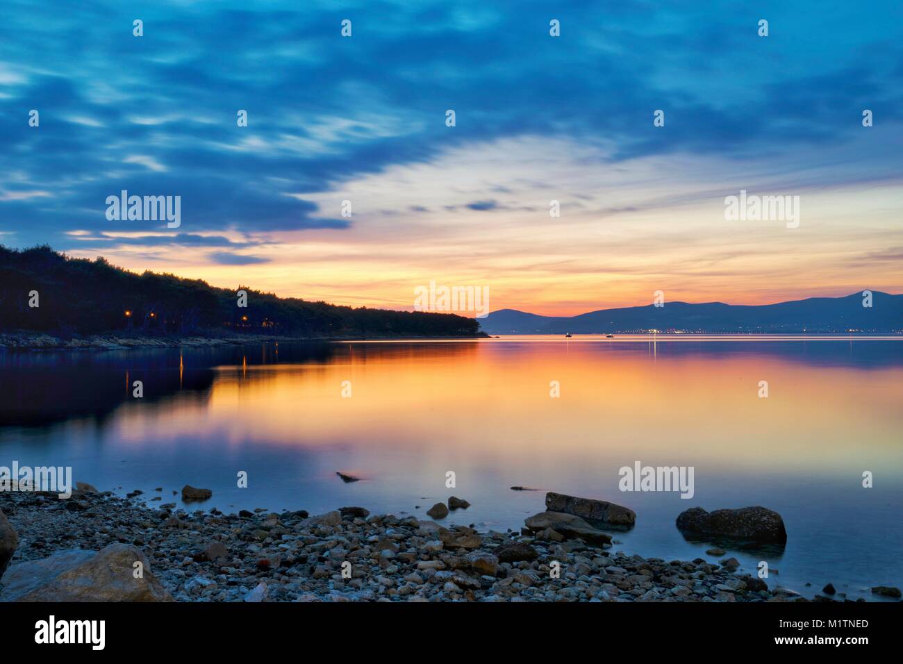 Sonnenuntergang von Prva voda Strand in Split, Kroatien. Dieser kleine Strand ist auf Marjan gelegen und mit Blick auf die Bucht von Split und Trogir. Stockfoto