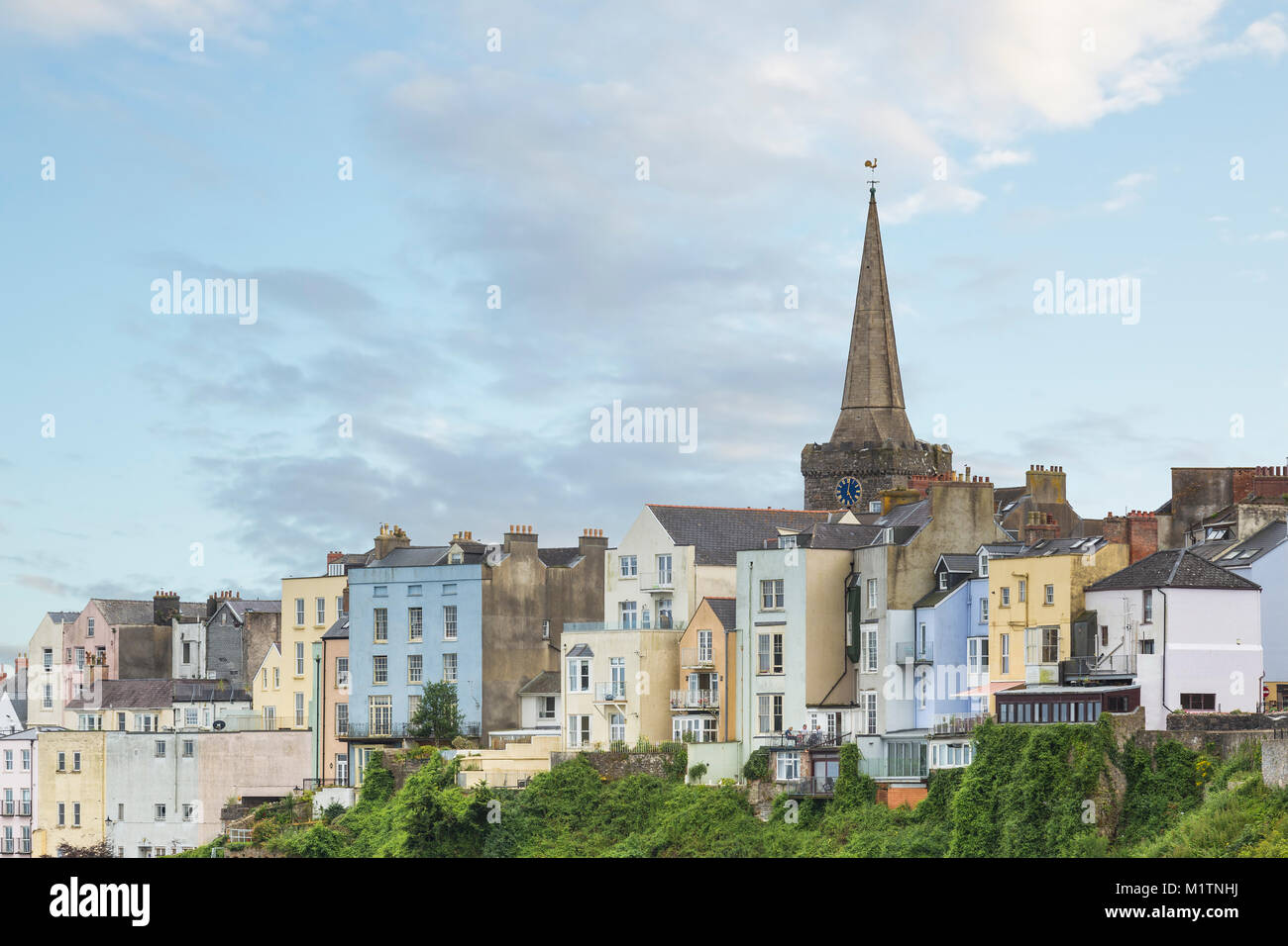 Ein Bild der schönen pastellfarbenen Gebäuden, Tenby Hafen, Tenby, South Wales, UK übersehen Stockfoto