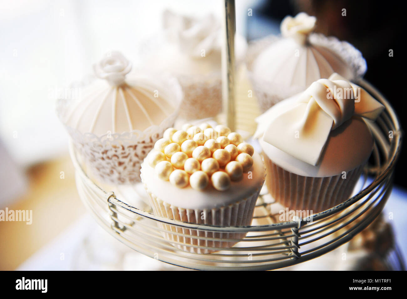 Elegante Hochzeit Cupcakes angezeigt bei einer Hochzeit. Stockfoto