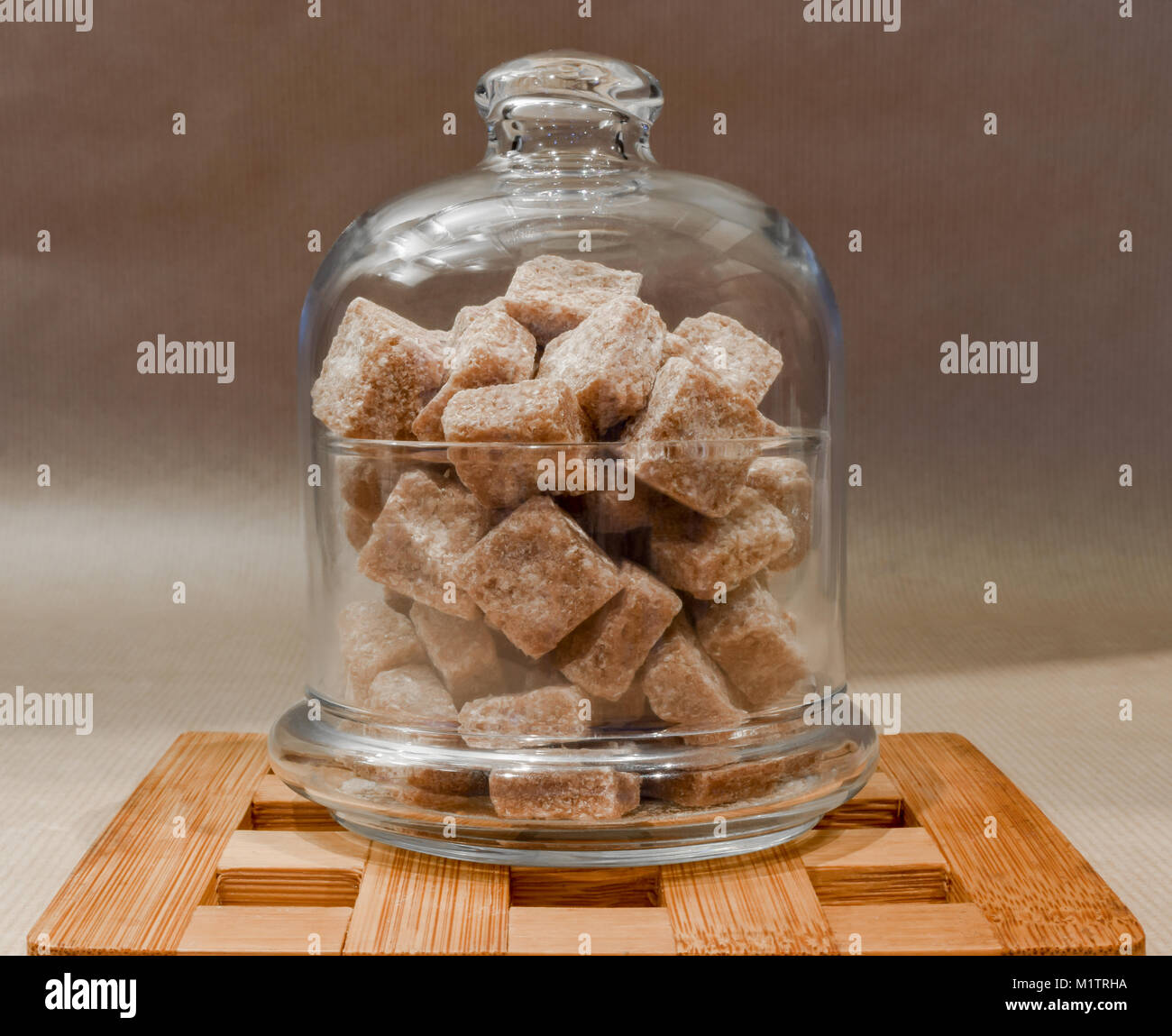 Brauner Zucker Eiswürfel im Zylinder form Glas Glas platziert Stockfoto