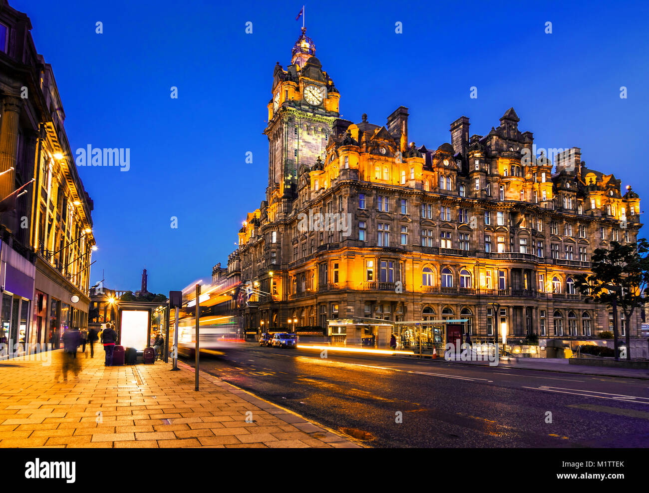 Edinburgh, Schottland, in der Nacht mit leichten Spuren von der Straße Stockfoto