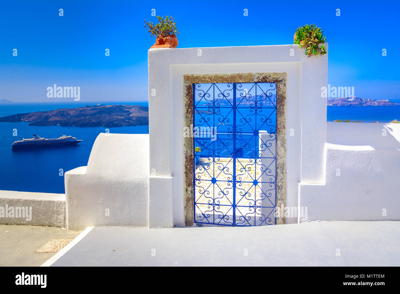 Dekorativ gemusterten Tür in Thira, Santorini, Griechenland Stockfoto