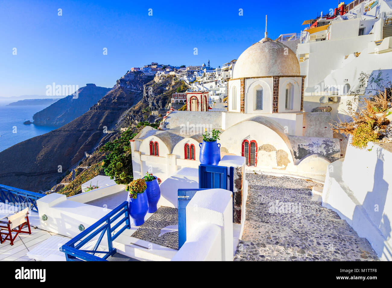 Fira, Santorini, mit weißen Dorf, gepflasterten Wegen, Griechisch orthod Stockfoto