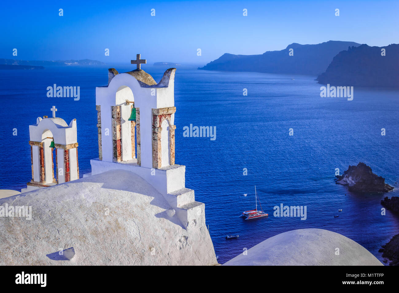 Kirchenglocken auf einer griechisch-orthodoxen Kirche, Oia, Santorini, Griechenland, Stockfoto