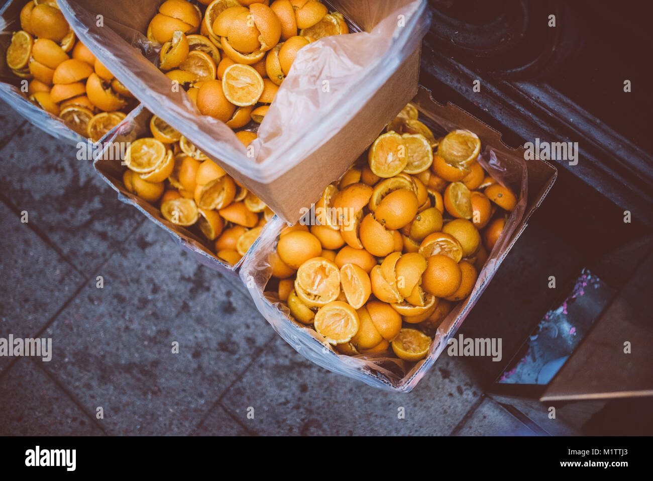 Orange Peel in Kisten in den Straßen von Stockholm außerhalb eines Cafe Stockfoto