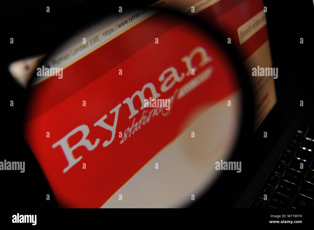 Die ryman Website durch eine magnifiying Glas gesehen Stockfoto