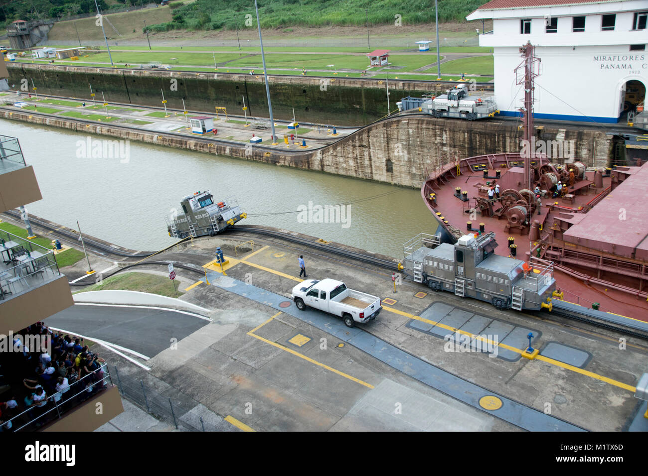 Ein Schiff fährt durch Miraflores Schleusen, Panama Canal. Stockfoto