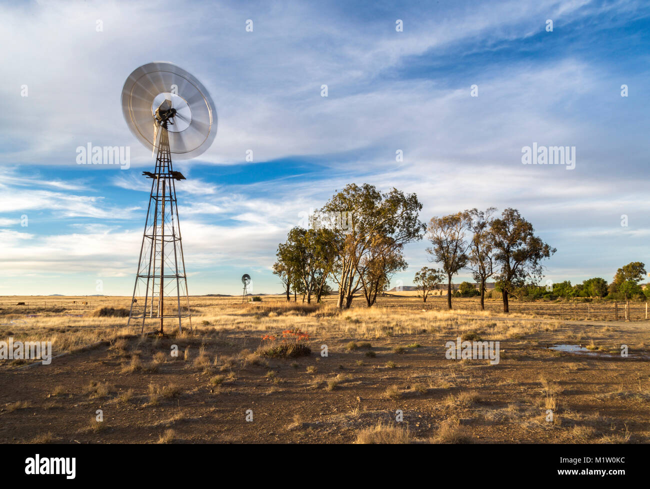Malerischer Blick auf eine Windmühle Spinnerei in der Wind auf einem Bauernhof in der Großen Karoo Karoo Stockfoto