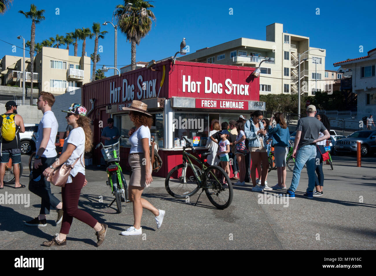 Die original Hot Dog auf einem Stick fast food stand auf der Santa Monica Beach in Los Angeles, CA Stockfoto