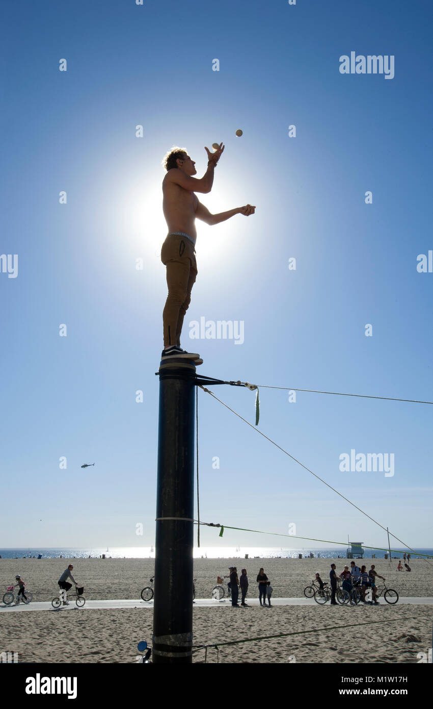 Man Jonglieren auf einem Pfosten am Santa Monica Beach in Los Angeles, CA Stockfoto