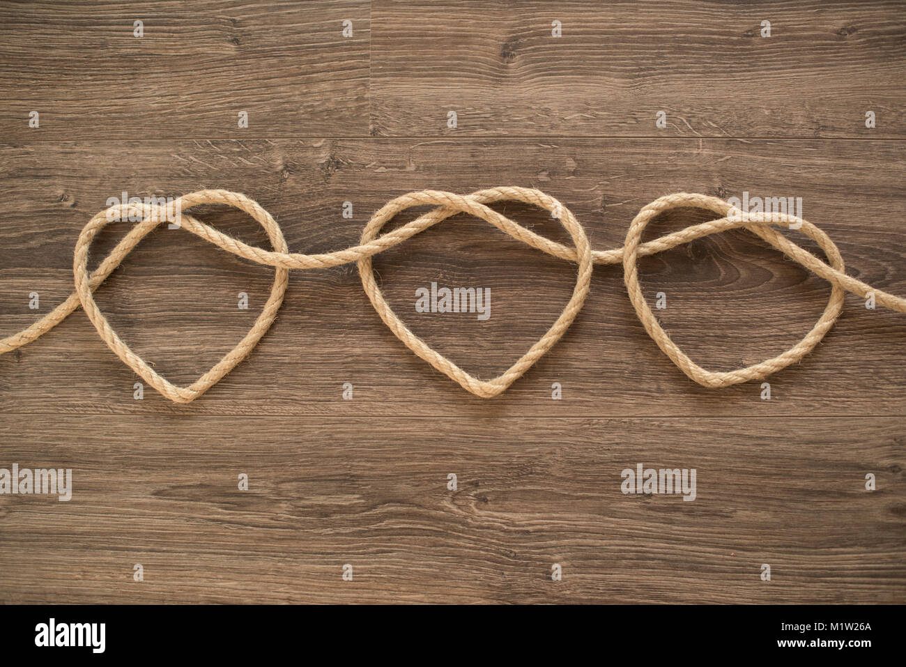 Drei Herzen Formen aus Seil Knoten Stockfoto