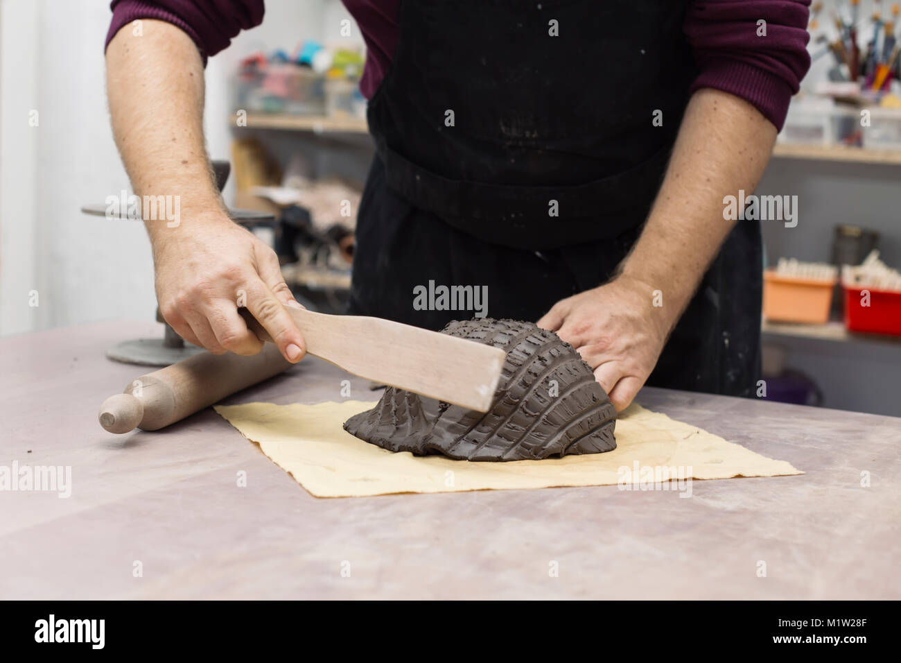 Cllose bis auf qualifizierte Meister Vorbereitung Ton Werkstücke für neue Kreationen Stockfoto