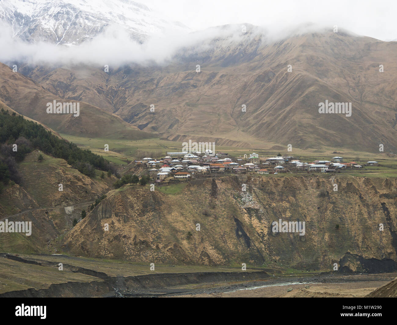 Das Dorf Onrack oberhalb des Flusses Terek in der Nähe von Stepantsminda Georgien, im Kaukasus, in der die georgische Armee Autobahn gesehen Stockfoto