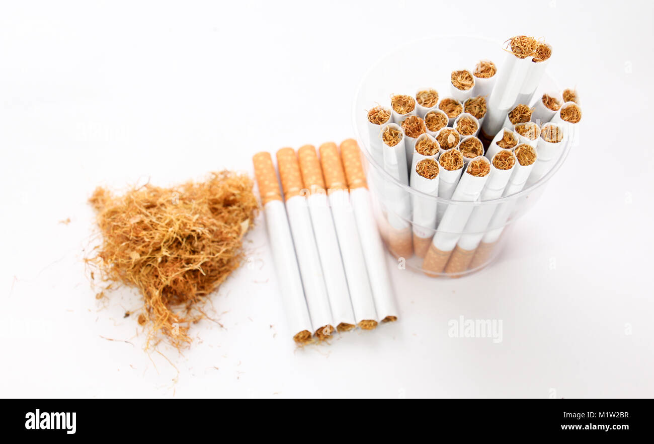 Zigaretten in einer Wegwerf- Cup und Tabak auf weißem Hintergrund, Bild Stockfoto