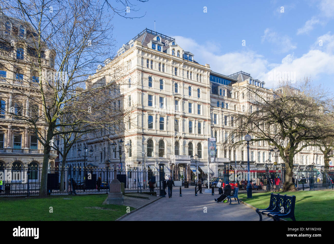 Gebäude in Colmore Row, Birmingham, UK gesehen von der St Philip's Square in der Nähe der Kathedrale an einem sonnigen Wintertag Stockfoto