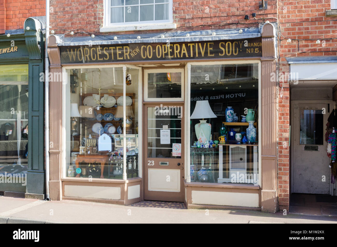 Alten shop Front für die Worcestershire kooperative Gesellschaft im Zentrum von Upton bei Severn, Worcestershire, Großbritannien Stockfoto