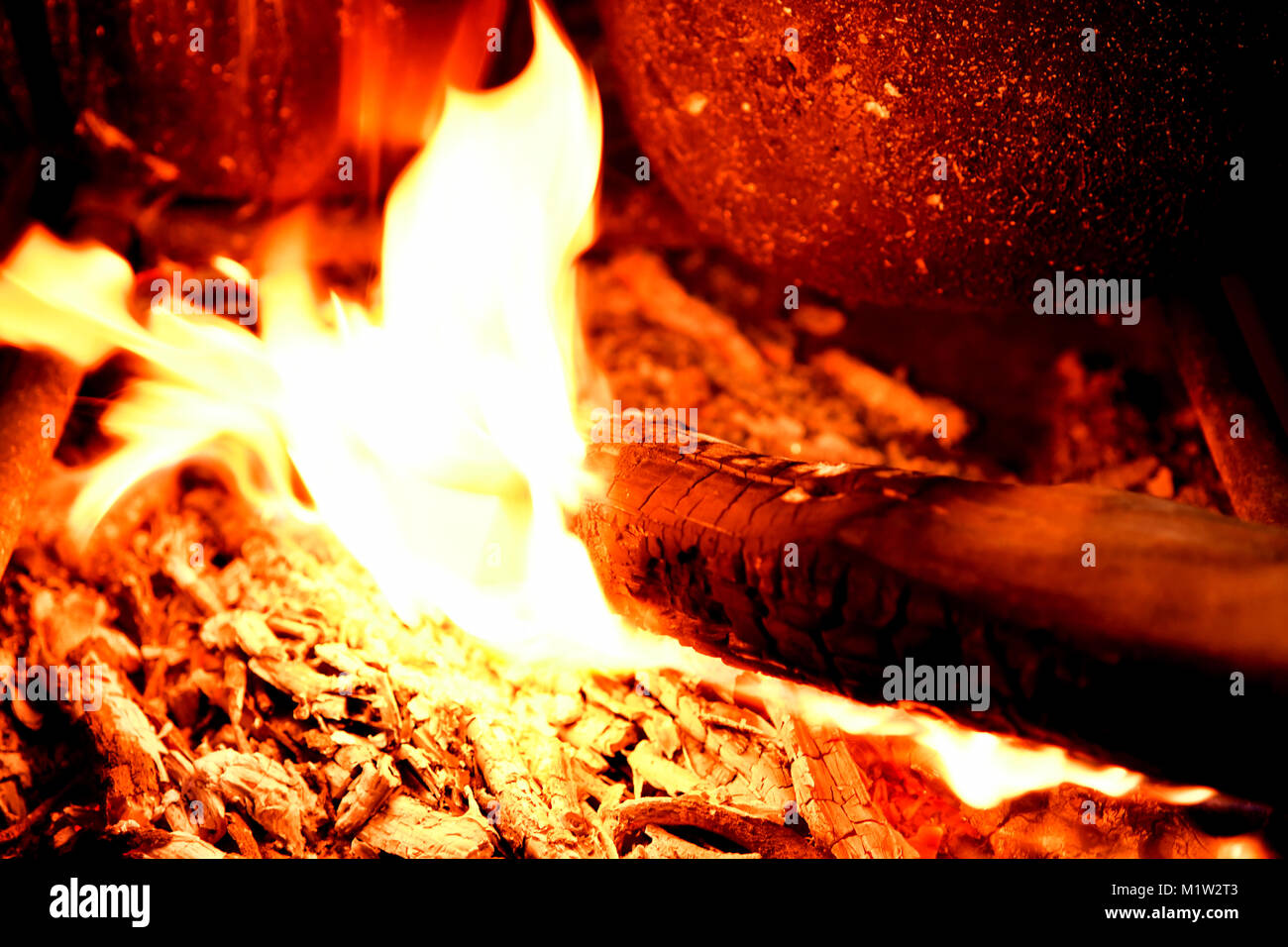 Feuer auf Holz mit heißen Flammen arabischen Kaffee auf speziellen traditionellen Kaffeekannen in der Straße vorzubereiten Stockfoto