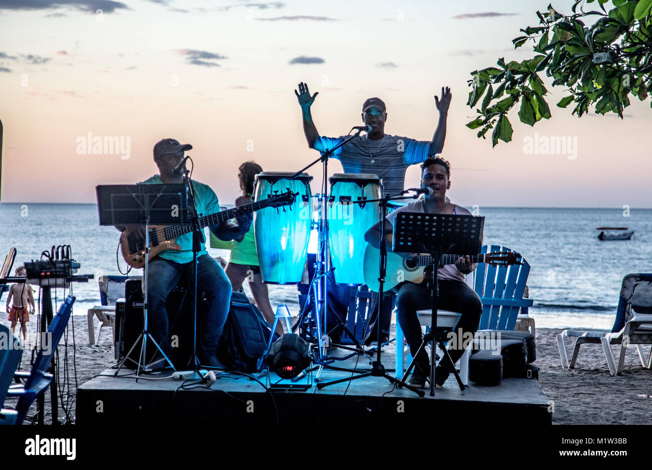 Lokale Band spielen bei Sonnenuntergang in Playa Hermosa Costa Rica Mittelamerika Stockfoto