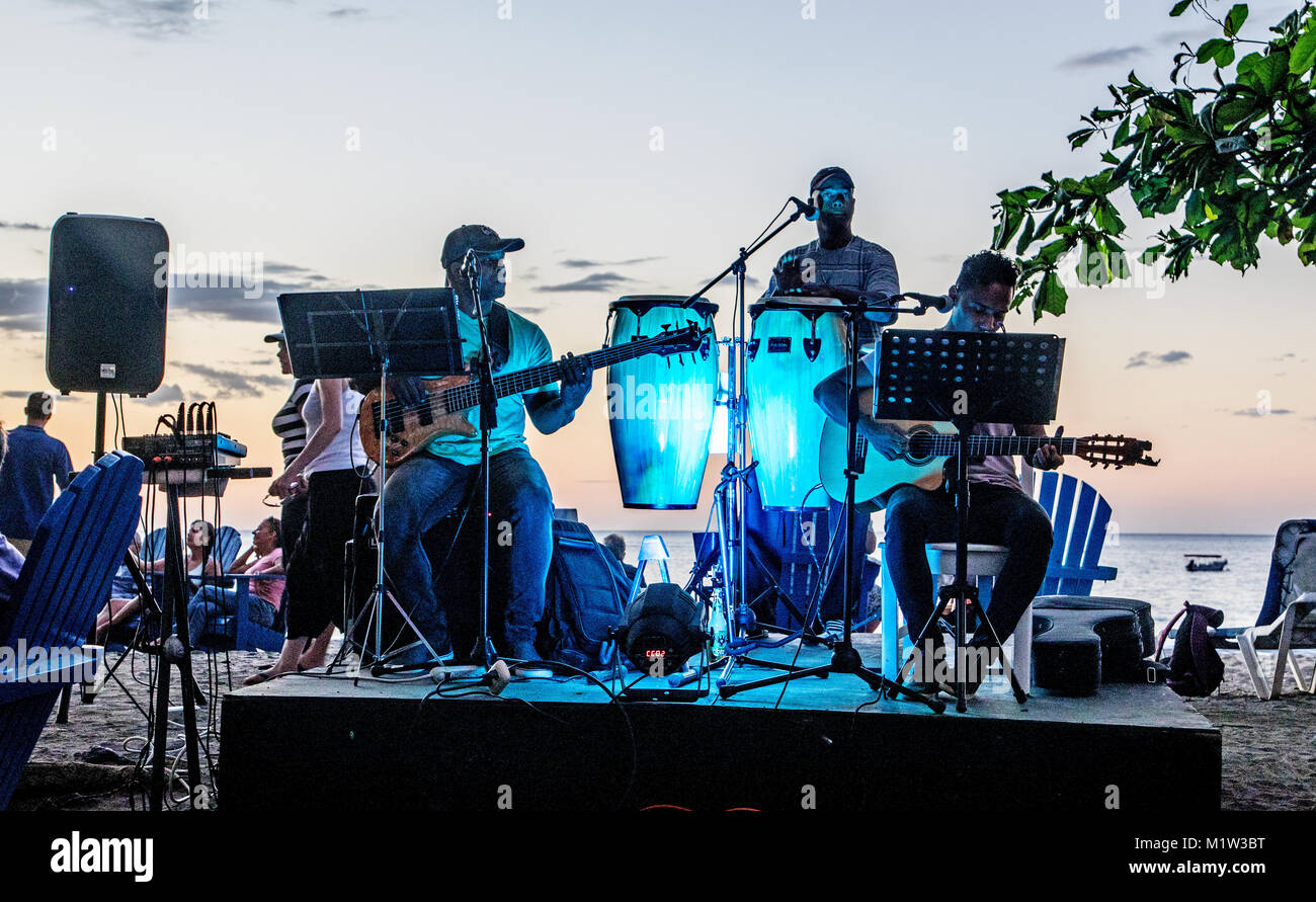 Lokale Band spielen bei Sonnenuntergang in Playa Hermosa Costa Rica Mittelamerika Stockfoto