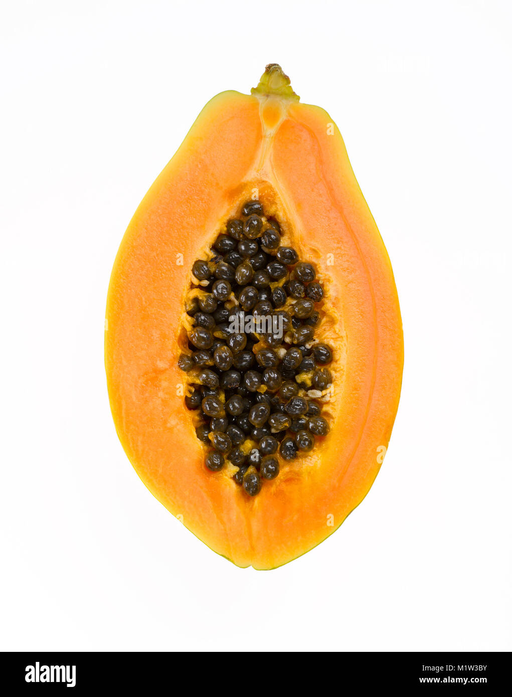Hohe Betrachtungswinkel von geschnittenen Papaya mit schwarzen Samen vor weißem Hintergrund Stockfoto