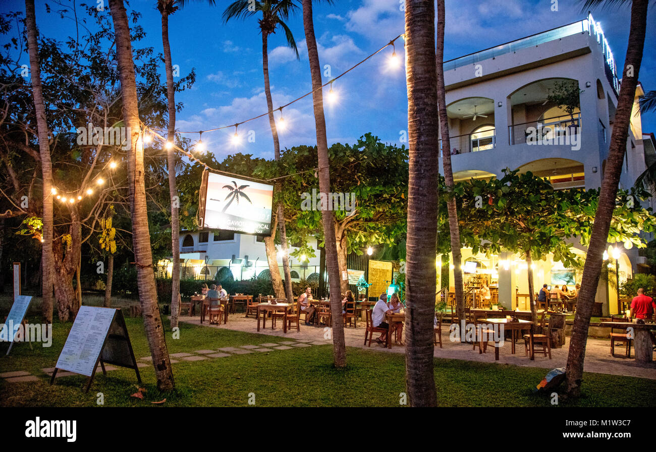 Restaurant am Strand Nacht Playa Hermosa, Costa Rica Stockfoto