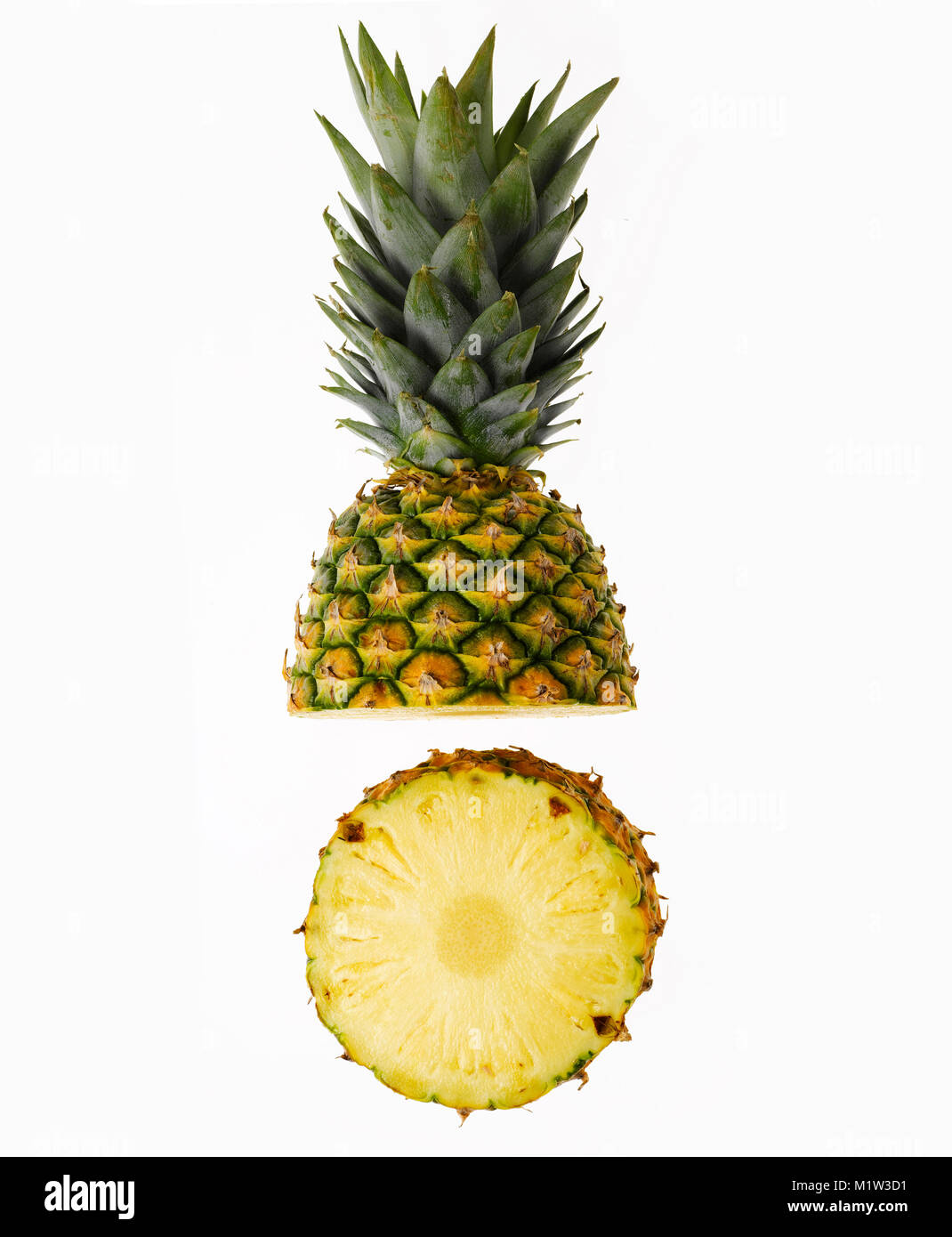 Frische grüne Ananas Top und Scheibe gegen den weißen Hintergrund Stockfoto