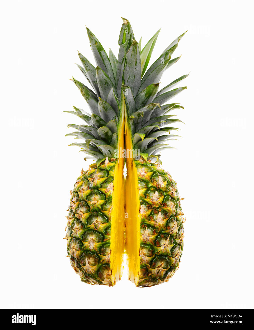 Frische Ananas in Scheiben geschnitten in der Hälfte gegen den weißen Hintergrund Stockfoto