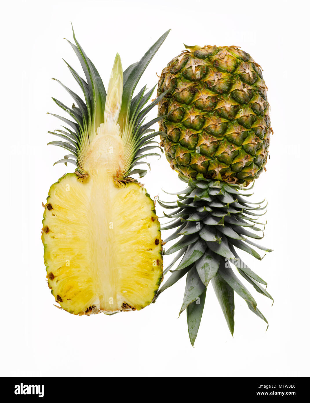 Die beiden Hälften des Frische Ananas, Eine zeigt Haut und eines mit Obst, auf den Kopf gestellt Stockfoto