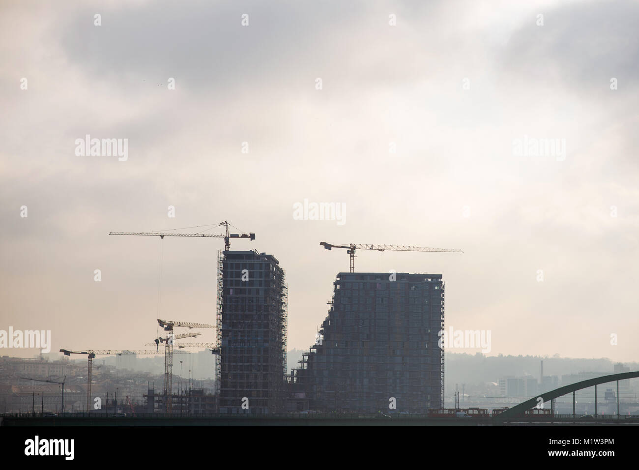 Bau eines modernen Gebäudes und Kräne auf der Baustelle von Belgrad in Serbien Arbeiten am Wasser Stockfoto