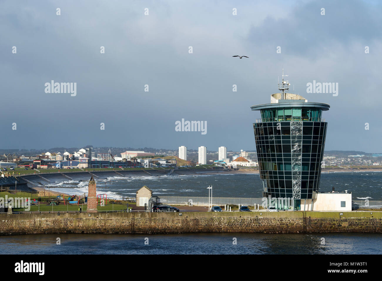 Hafen des Meisters Kontrollturm am Eingang zum Hafen mit Strand an der Nordseeküste. Aberdeen, Aberdeenshire, Schottland, Großbritannien. Stockfoto