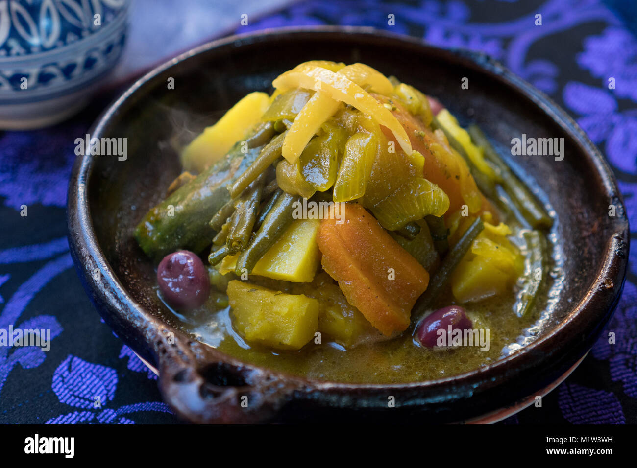 Warmes Gemüse Tajine, traditionelle Mahlzeit in Marokko Stockfoto