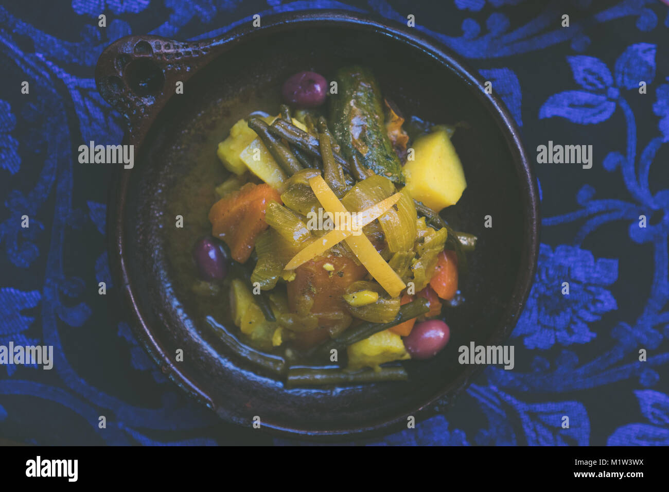 Warmes Gemüse Tajine, traditionelle Mahlzeit in Marokko Stockfoto