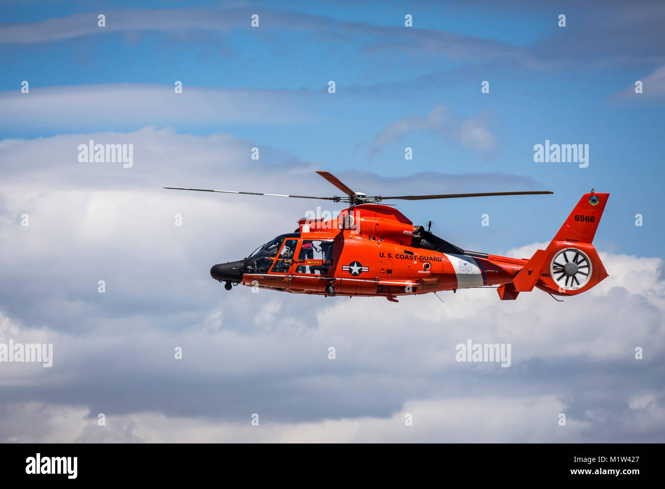 Die US-Küstenwache HH-65 Luft rettungshubschrauber an der Airshow 2017 in Duluth, Minnesota, USA. Stockfoto