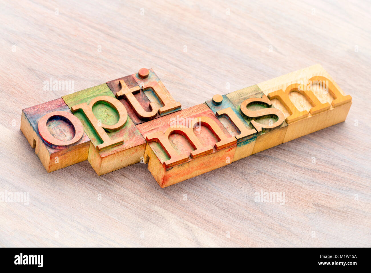 Optimismus Wort Zusammenfassung im Buchdruck Holz Klischees befleckt durch Farbe Tinten Stockfoto