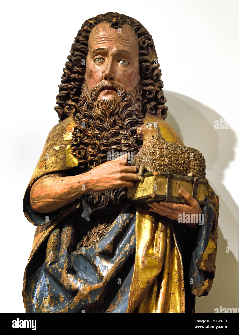 Die spätmittelalterliche gotische Holzskulptur des Heiligen Johannes des Täufers von 1501 bis 1525, deutsche Werkstattschnitzerei aus der Sammlung Ernesto Vilhena im Nationalmuseum für Antike Kunst in Lissabon, Portugal Stockfoto