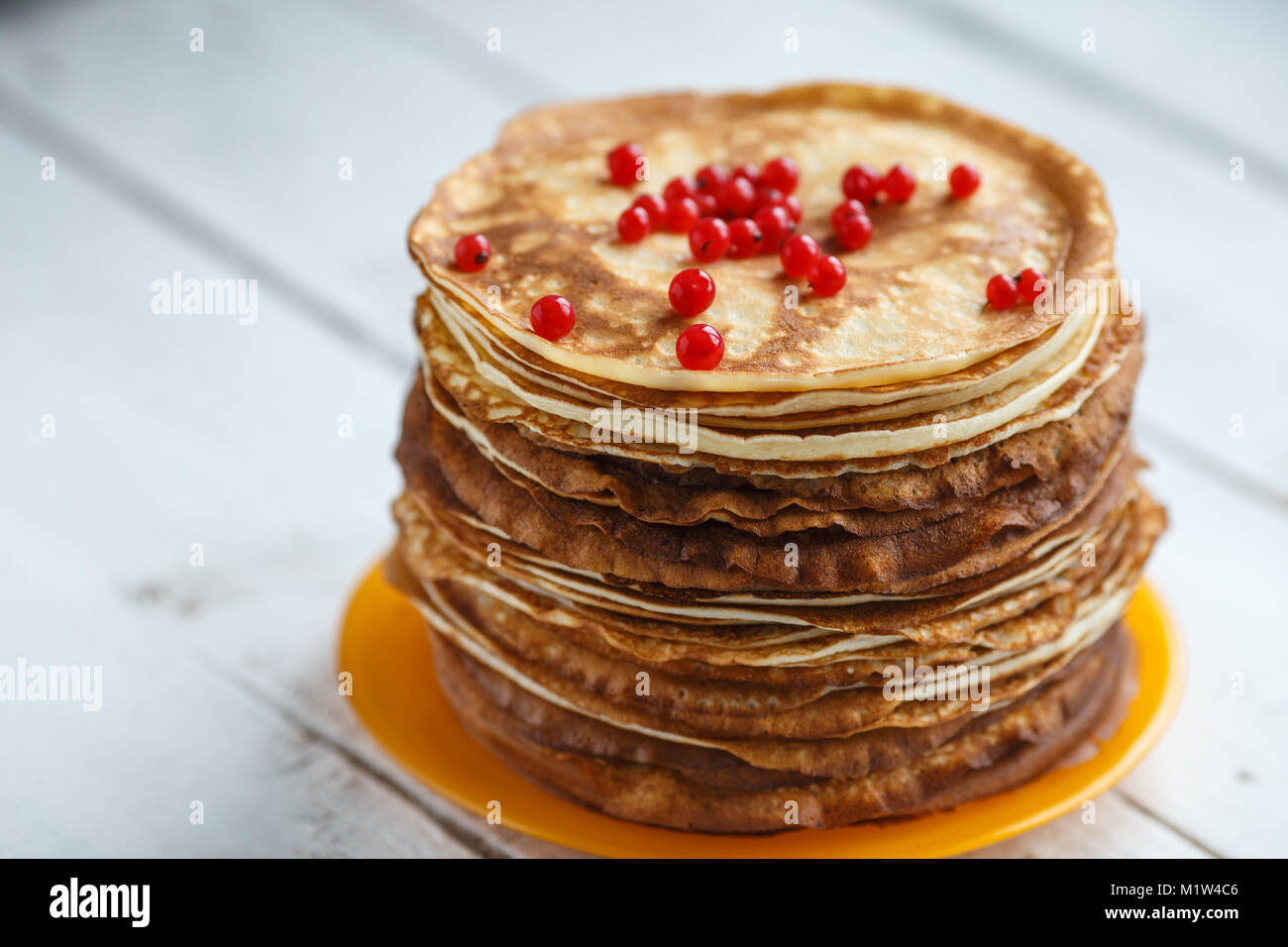 Hohe Stapel von klassischen russischen dünne Pfannkuchen mit roter ...