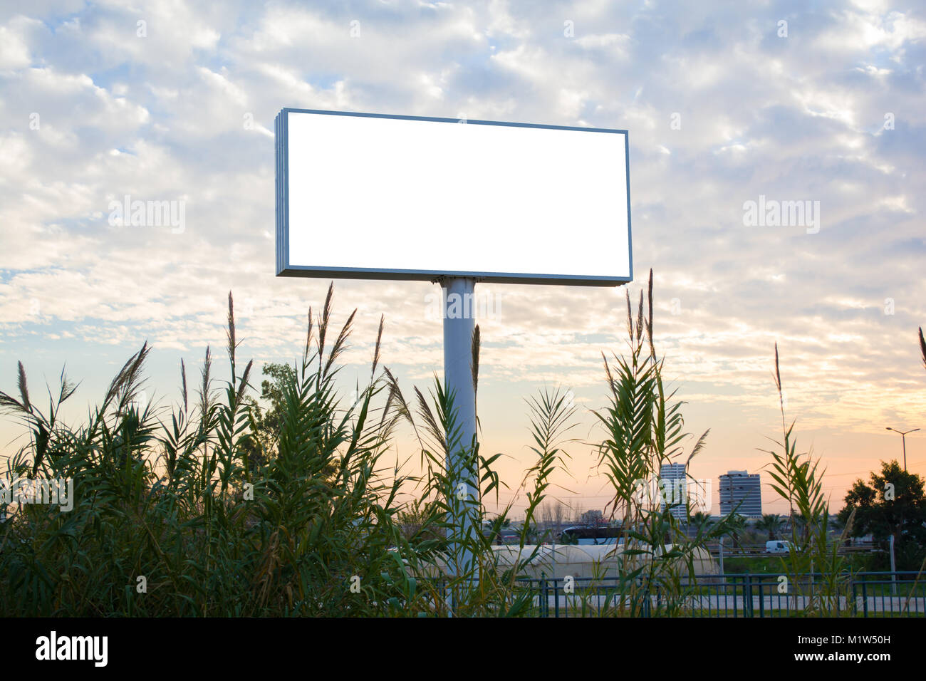 Leere Plakatwand bereit für Werbung und perfekte bewölkt blauer Himmel Stockfoto